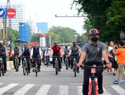 Momen Presiden Jokowi Bersepeda di Kawasan CFD Sudirman-Thamrin
