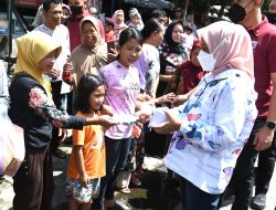 Akhir Pekan, Presiden dan Ibu Iriana Bagikan Bantuan untuk Pedagang dan Masyarakat
