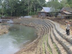 Pj. Bupati Kunjungi Pembangunan Tanggul Bantaran Sungai Pangkarode Kec. polongbangkeng Selatan