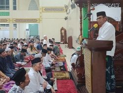 Pj. Bupati Taklar Tarawih Pertama di Masjid Agung Takalar