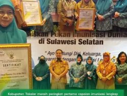 Pj. Ketua TP PKK Takalar Dr. Sri Astuti Thamrin Terima Penghargaan Pada Pekan Imunisasi Dunia 2023.