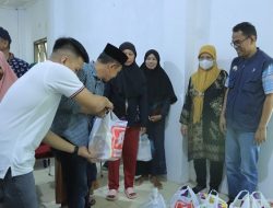 Pj. Bupati Takalar bersama Pj. Ketua TP. PKK Bagikan Paket Berkah Ramadhan untuk Warga Kurang Mampu Ekstrem
