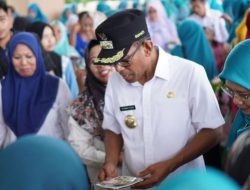 Pj. Bupati Takalar didampingi Pj. Ketua Tp. PKK buka Bazar dan Lomba Kreasi Olahan Makanan berbahan Ikan, Seafood dan Jagung