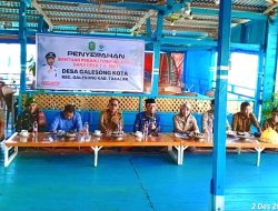 Pemdes Galesong Kota Serahkan Bantuan 15 Perahu Fiber ke Nelayan
