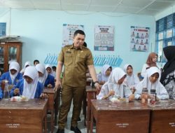 Tinjau Pelaksanaan Makan Bergizi Gratis (MBG), Sekda Takalar : Tujuannya Agar Anak mendapat Asupan Gizi dan meringankan Beban Orang Tua