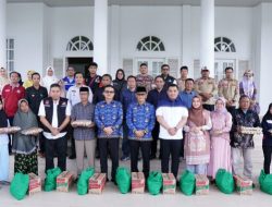 Peduli Korban Banjir Di Takalar, Pj. Bupati Takalar dampingi Pj. Gubernur Sulsel Serahkan Bantuan