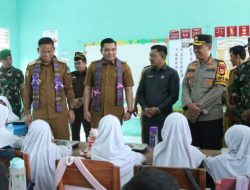 Pj. Gubernur Sulawesi Selatan di Dampingi Pj. Bupati Takalar Tinjau Langsung Pemberian Makan Bergizi Gratis di SD Pa’rappunganta
