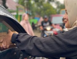 Ibu Bupati bersama Ibu Wakil Bupati Takalar Berbagi Takjil Gratis Kepada Masyarakat Pengguna Jalan