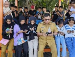 Wajah Bahagia Bupati Takalar Daeng Manye, Anak-anak Pulau Satangnga Kini Nikmati Internet Gratis dari Program Poindes.