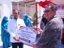 Peduli Masyarakat dan Pelaku UMKM Takalar, Gubernur Sulsel Didampingi Bupati Takalar Serahkan Bantuan