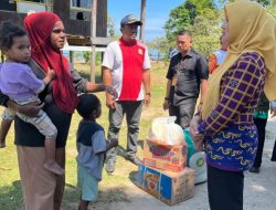 Ketua TP PKK Kabupaten Takalar Salurkan Bantuan Sembako dan Santunan ke Warga Miskin di Desa Laikang