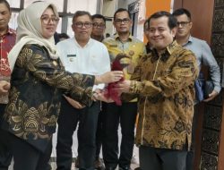 Hadirkan Koordinator TA Komisi 2 DPR RI, Bawaslu Takalar Sambut Dengan “Angngaru dan Sebilah Badik”