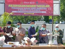 Kejari Takalar Musnahkan Barang Bukti Perkara Tindak Pidana yang Telah Inkracht